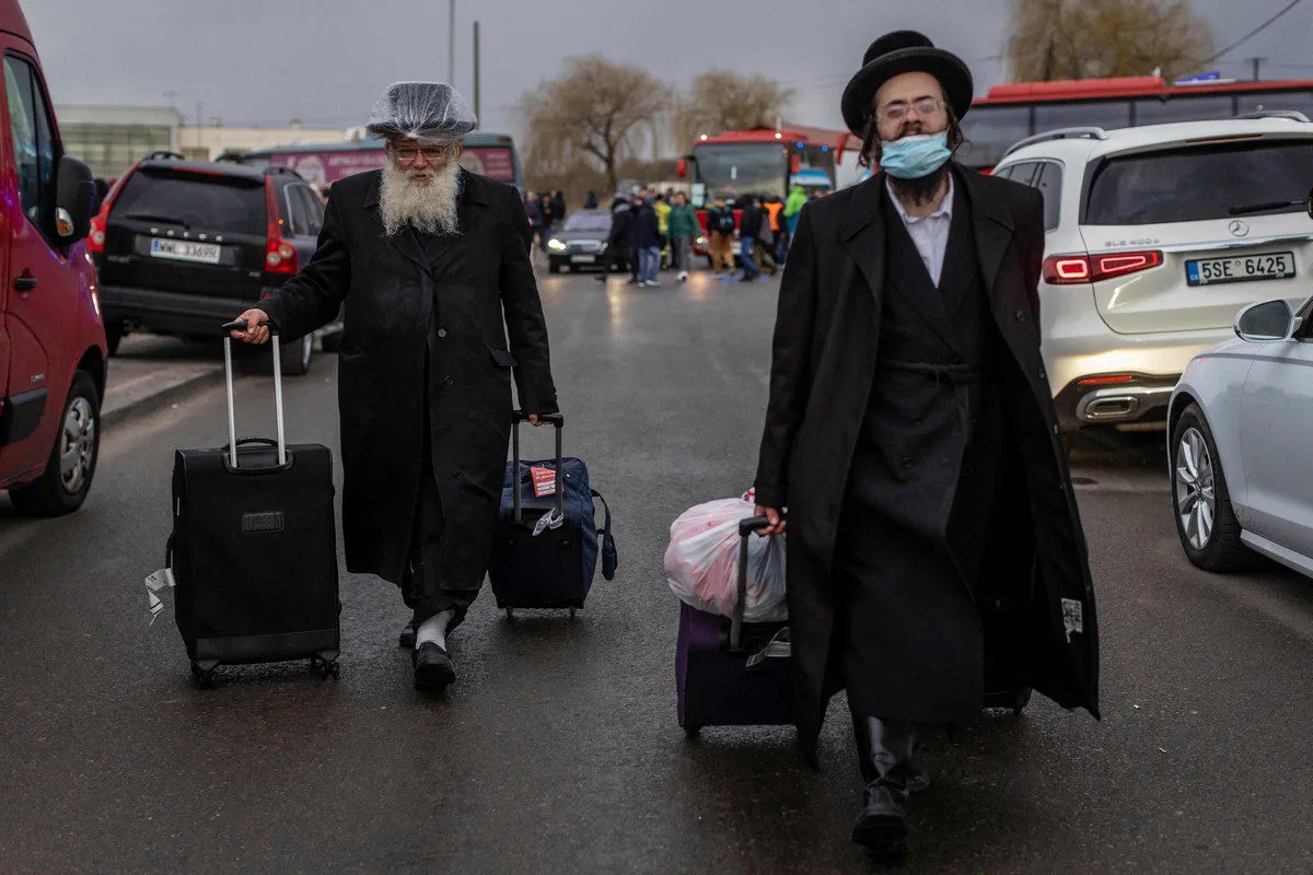 Judeus ortodoxos na travessia de fronteira de Medyka, na Polônia, em 25 de fevereiro de 2022 [Wotjek Radwanski/AFP/Getty Images]
