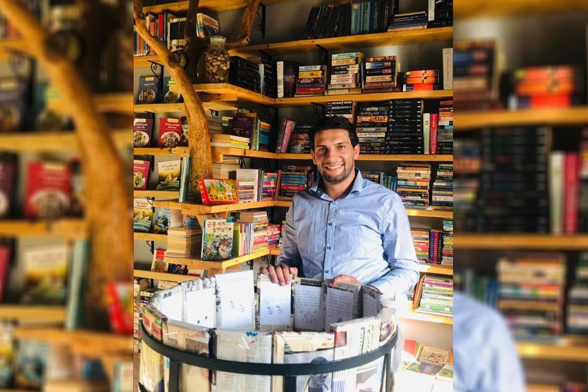 O livreiro Shadi Abu Nasser  [Ahmad Alzoubi/Monitor do Oriente Médio]