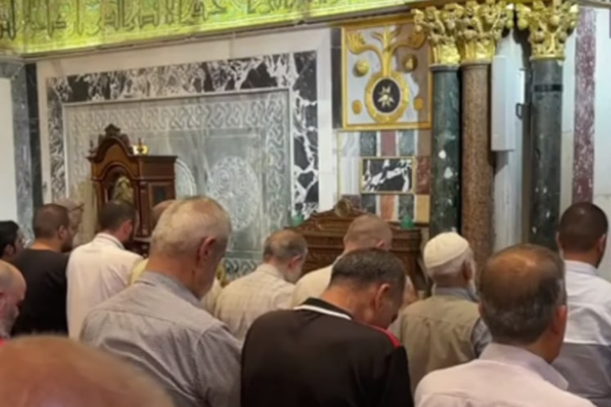 Palestinos realizam orações em memória do sheikh Yusuf al-Qaradawi, na Mesquita de Al-Aqsa, em Jerusalém ocupada, 27 de setembro de 2022 [alquds-city]
