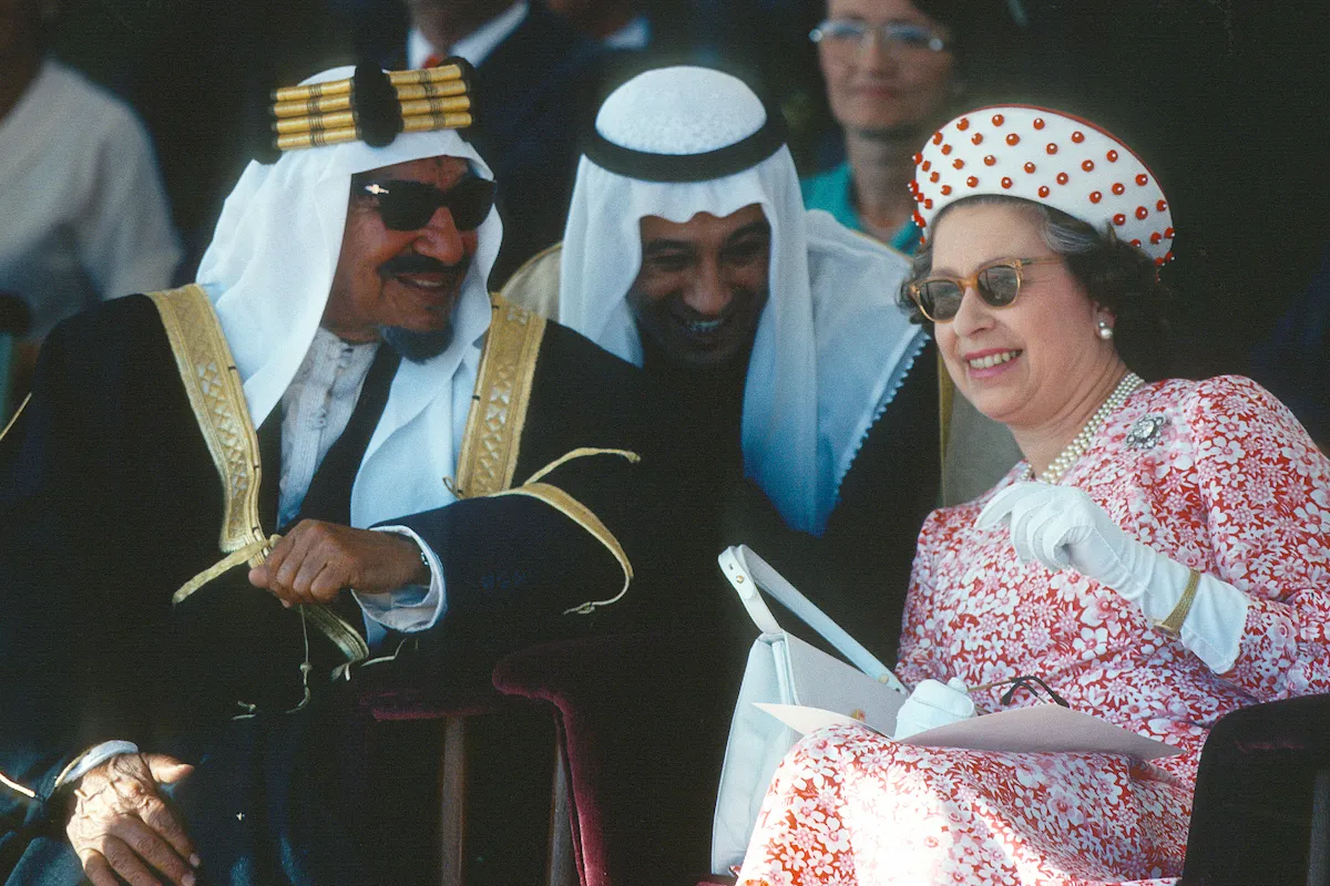 Pessoas se reúnem no Palácio de Buckingham para colocar flores em homenagem à rainha Elizabeth II em Londres, Inglaterra, em 9 de setembro de 2022. [Loredana Sangiuliano - Agência Anadolu]
