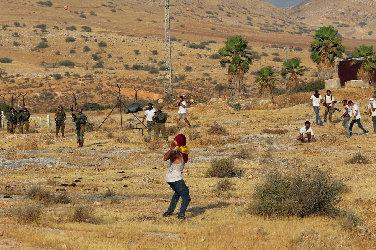 Colonos israelenses atacam palestinos perto do checkpoint de Teyaseer em Tubas, Cisjordânia ocupada, 24 de julho de 2021 [Nedal Eshtayah/Agência Anadolu]
