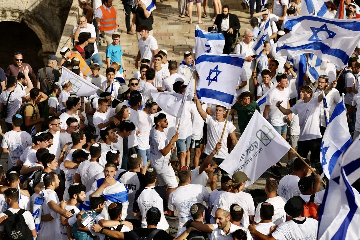 Colonos extremistas reúnem-se para a ‘Marcha da Bandeira’ na área do Portão de Damasco, acesso ao complexo de Al-Aqsa, em Jerusalém Oriental ocupada, 29 de maio de 2022 [Mostafa Alkharouf/Agência Anadolu]
