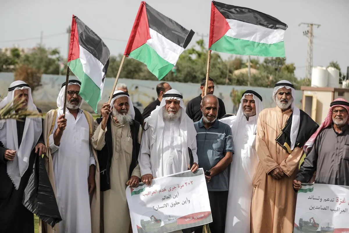 Palestinos protestam contra as demolições realizadas pelas forças israelenses na vila de al-Araqib, onde vivem palestinos, no deserto de Najaf, no sul do país, em 11 de junho de 2022 na cidade de Gaza, Gaza. [Ali Jadallah - Agência Anadolu]
