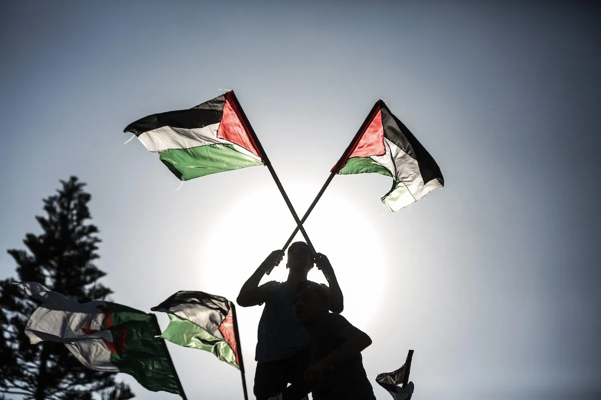 Palestinos protestam contra o apoio do Presidente dos Estados Unidos Joe Biden a Israel, no Parque Memorial do Soldado Desconhecido, na Cidade de Gaza, em 14 de julho de 2022 [Ali Jadallah/Agência Anadolu]
