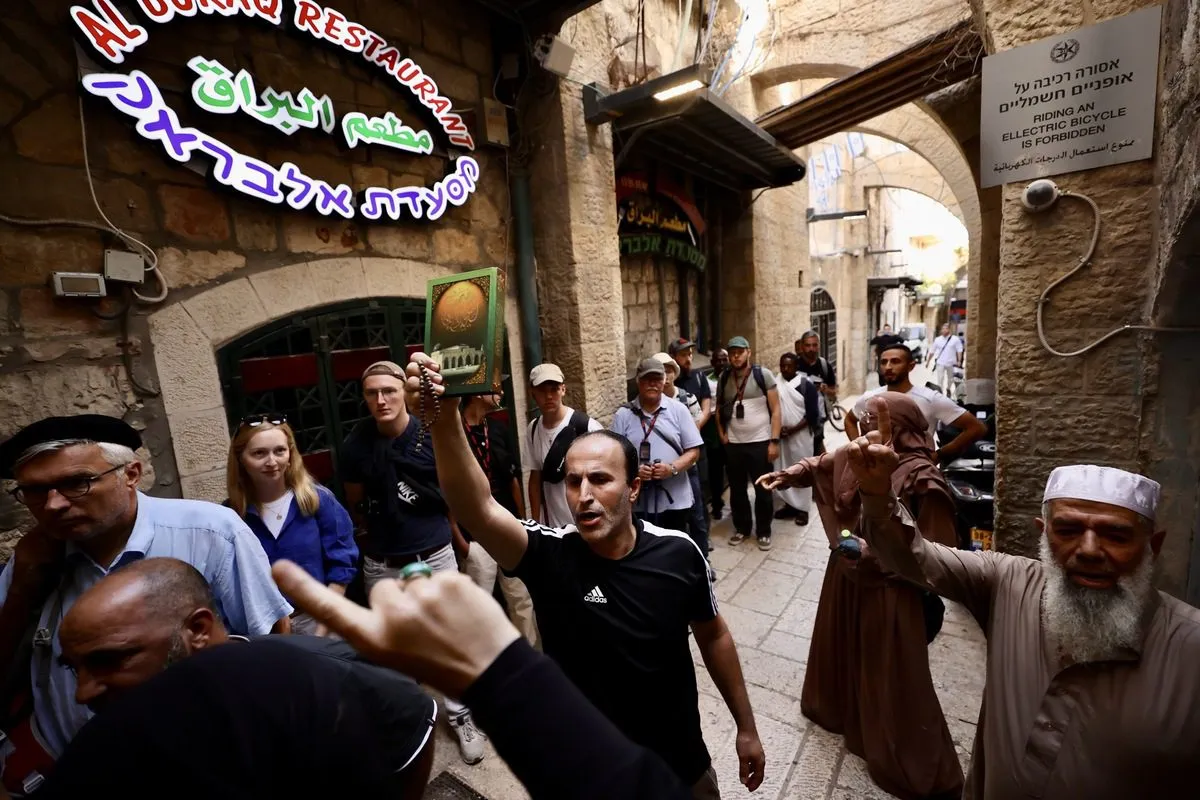 Palestinos realizam um protesto do lado de fora do complexo da Mesquita de Al-Aqsa depois que colonos judeus fanáticos invadiram o complexo da mesquita de Al-Aqsa durante Rosh Hashaná, o Ano Novo judaico na Cidade Velha de Jerusalém em 26 de setembro de 2022 [Mostafa Alkharouf/Agência Anadolu]
