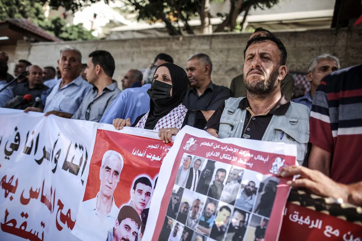 Protesto em solidariedade aos prisioneiros palestinos nas cadeias de Israel, em frente ao escritório do Comitê Internacional da Cruz Vermelha na Cidade de Gaza, 26 de setembro de 2022 [Ali Jadallah/Agência Anadolu]
