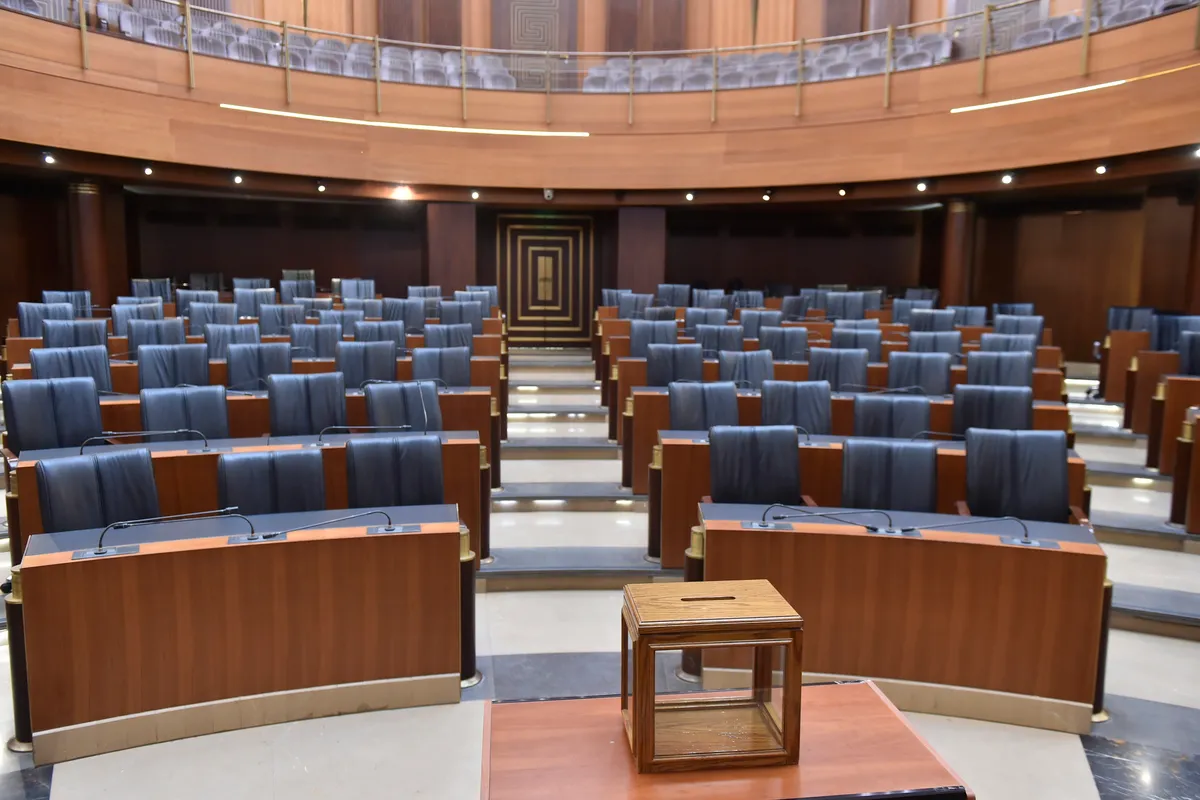 Urna utilizada para as eleições presidenciais no Líbano, instalada no parlamento em Beirute, em 28 de setembro de 2022 [Houssam Shbaro/Agência Anadolu]
