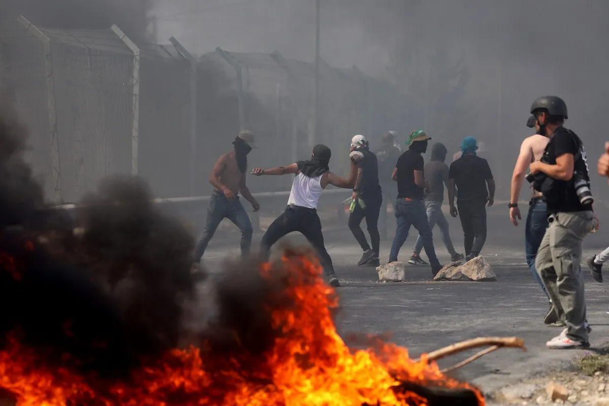 Manifestantes palestinos protestam contra o assassinato de Rayyan Suleiman, de somente 7 anos de idade, por soldados israelenses, em Belém, na Cisjordânia ocupada, 30 de setembro de 2022 [Wisam Hashlamoun/Agência Anadolu]
