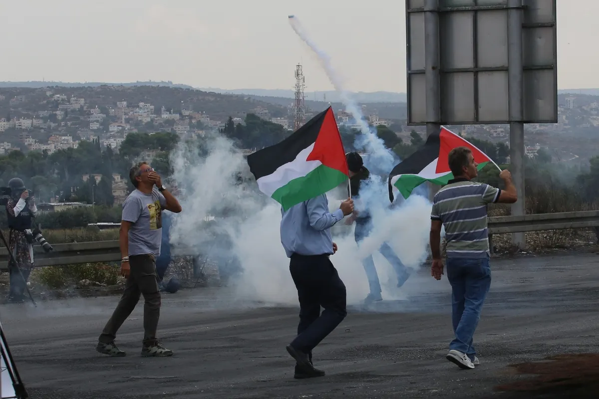 Forças israelenses intervêm contra um protesto de palestinos no posto de controle de Havvara, perto de Nablus, na Cisjordânia ocupada, em 21 de outubro de 2022 [Nedal Eshtayah/Agência Anadolu]