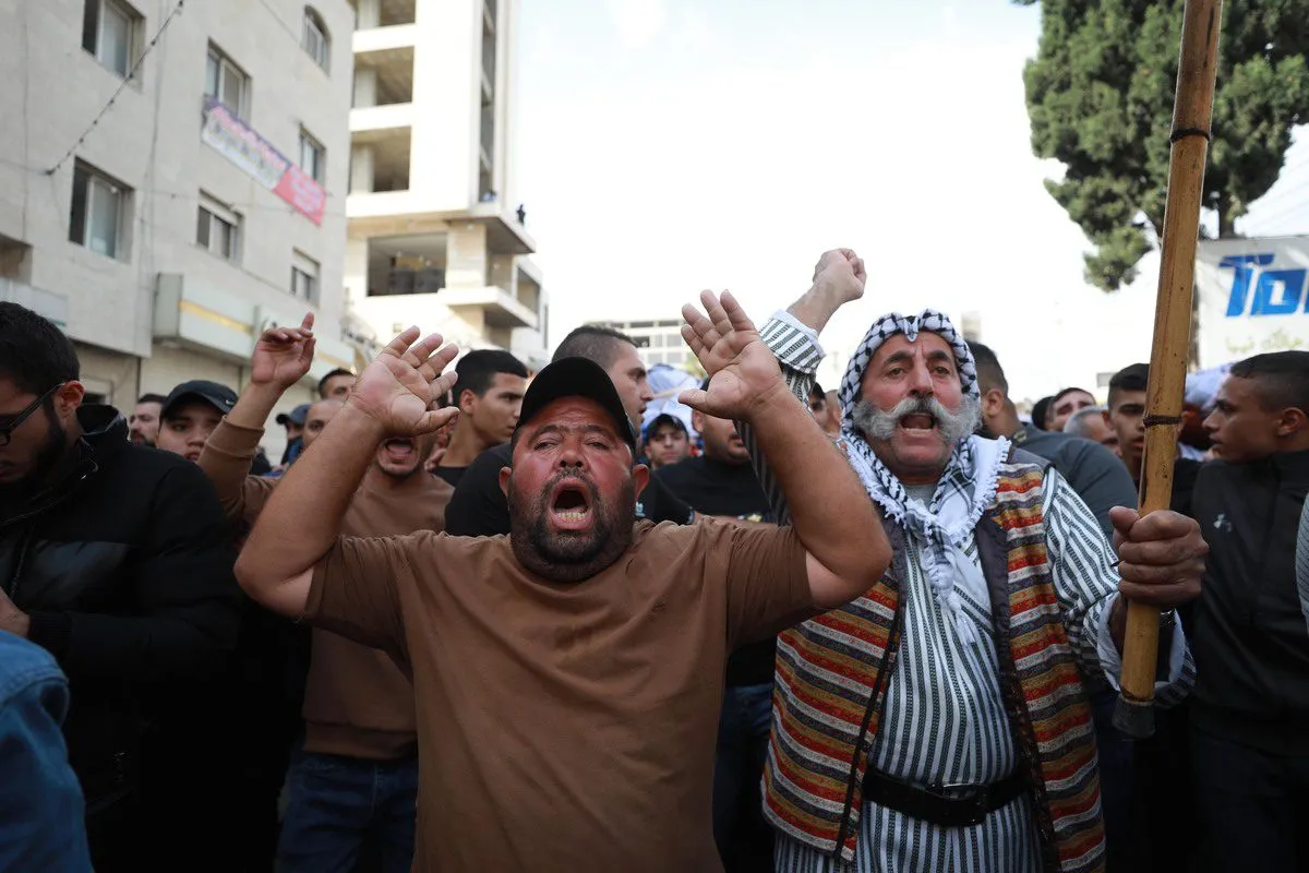 Pessoas assistem a uma cerimônia fúnebre realizada para os cinco palestinos, que foram mortos a tiros durante o ataque das forças israelenses em Nablus, Cisjordânia, em 25 de outubro de 2022 [Issam Rimawi/Agência Anadolu] 
