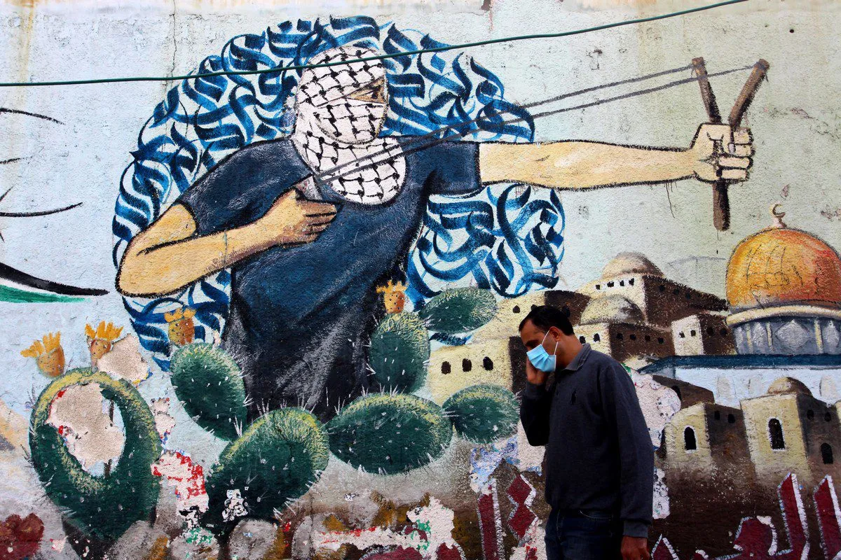 Grafite celebra o 33° aniversário da Primeira Intifada na Cidade de Gaza, em 8 de dezembro de 2020 [Mahmoud Ajjour/ApaImages]
