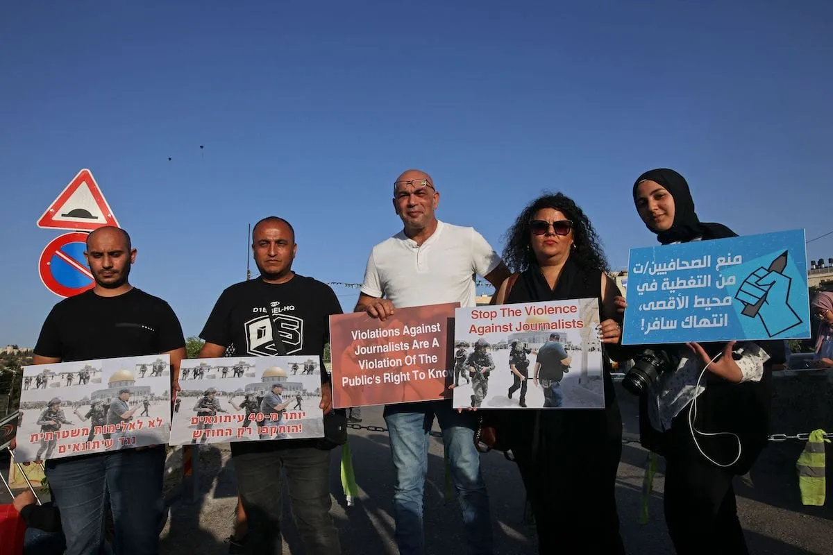 Jornalistas palestinos protestam contra os ataques cometidos por soldados israelenses aos profissionais de mídia, no bairro de Sheikh Jarrah, em Jerusalém ocupada, 28 de maio de 2021 [Ahmad Gharabli/AFP via Getty Images]

