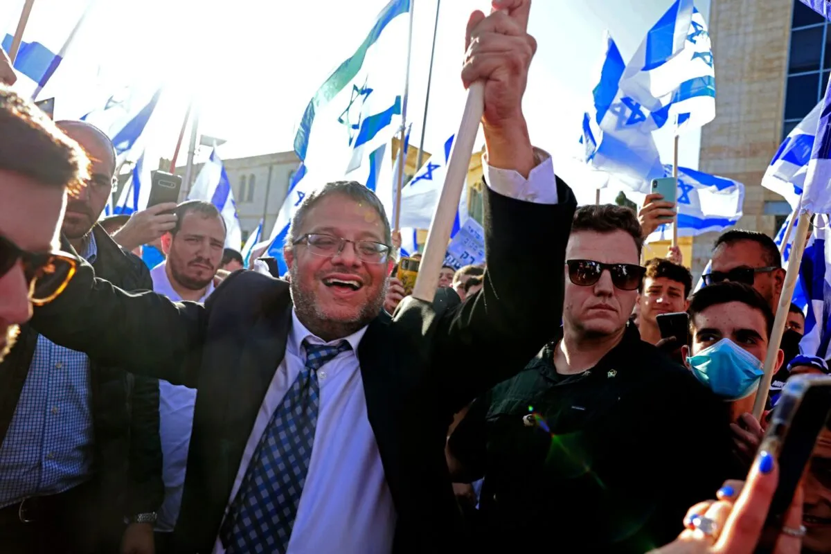 Parlamentar israelense Itamar Ben-Gvir – líder do partido de extrema-direita Otzma Yehudit – exibe uma bandeira israelense na praça de Safra, em Jerusalém ocupada, 20 de abril de 2022 [Menahem Kahana/AFP via Getty Images]
