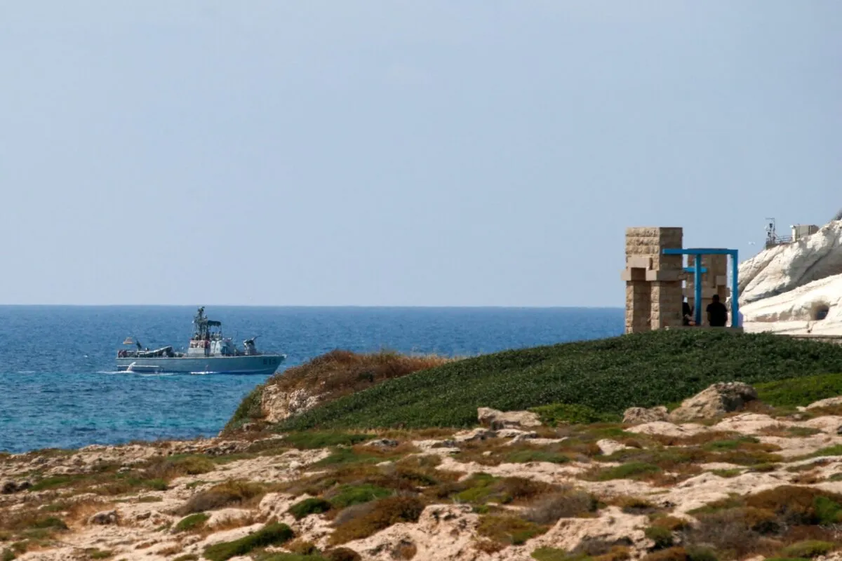 Navio da marinha israelense na costa de Rosh Hanikra, uma área na fronteira entre Israel e Líbano (Ras al-Naqura), em 6 de junho de 2022 [Jalaa Marey/AFP via Getty Images] 
