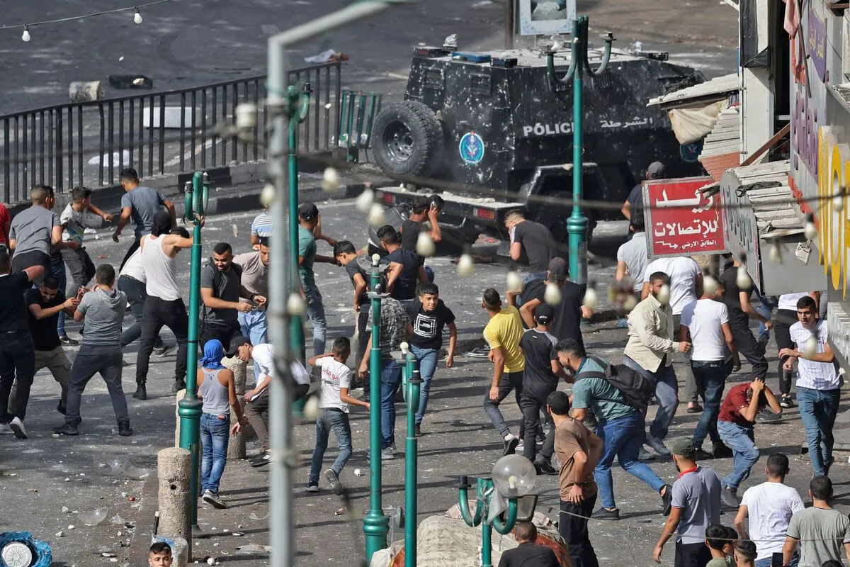 Manifestantes palestinos entram em confronto com forças de segurança palestinas em Nablus, na Cisjordânia ocupada, em 20 de setembro de 2022 . [Foto de Jaafar Ashtieh/AFP via Getty Images]
