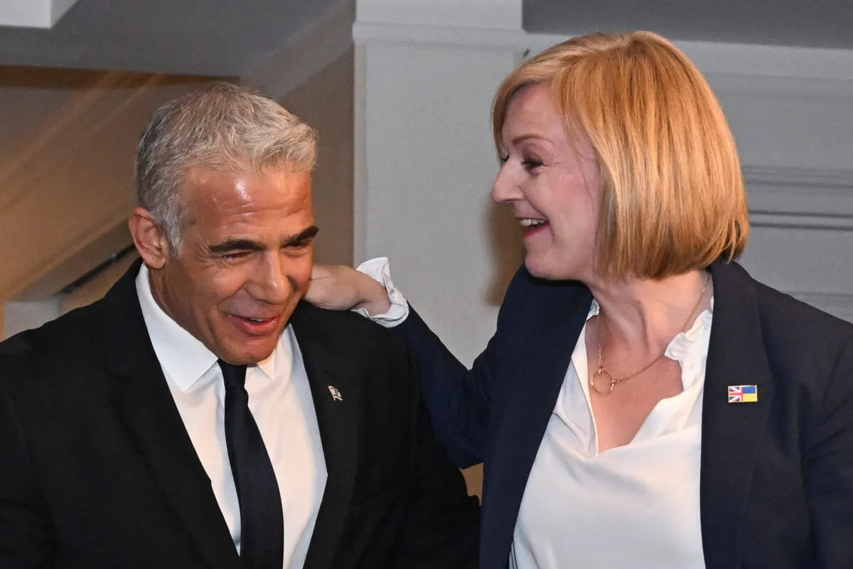 A primeira-ministra britânica Liz Truss e o primeiro-ministro israelense Yair Lapid em 21 de setembro de 2022 na cidade de Nova York [Toby Melville/WPA Pool/Getty Images]
