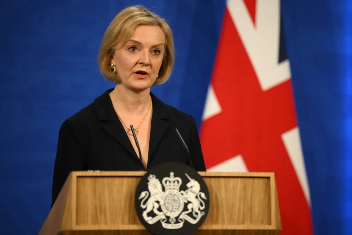 A primeira-ministra do Reino Unido Liz Truss fala em uma coletiva de imprensa em 10 Downing Street em 14 de outubro , 2022 em Londres, Inglaterra [Daniel Leal/WPA Pool/Getty Images]
