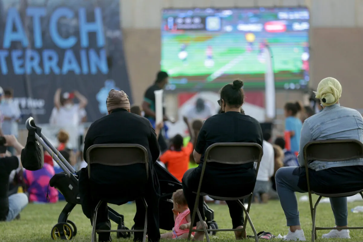 Torcedores franceses assistem partida de futebol em telão instalado em Paris, em 15 de junho de 2021 [Johannes Simon/Getty Images]
