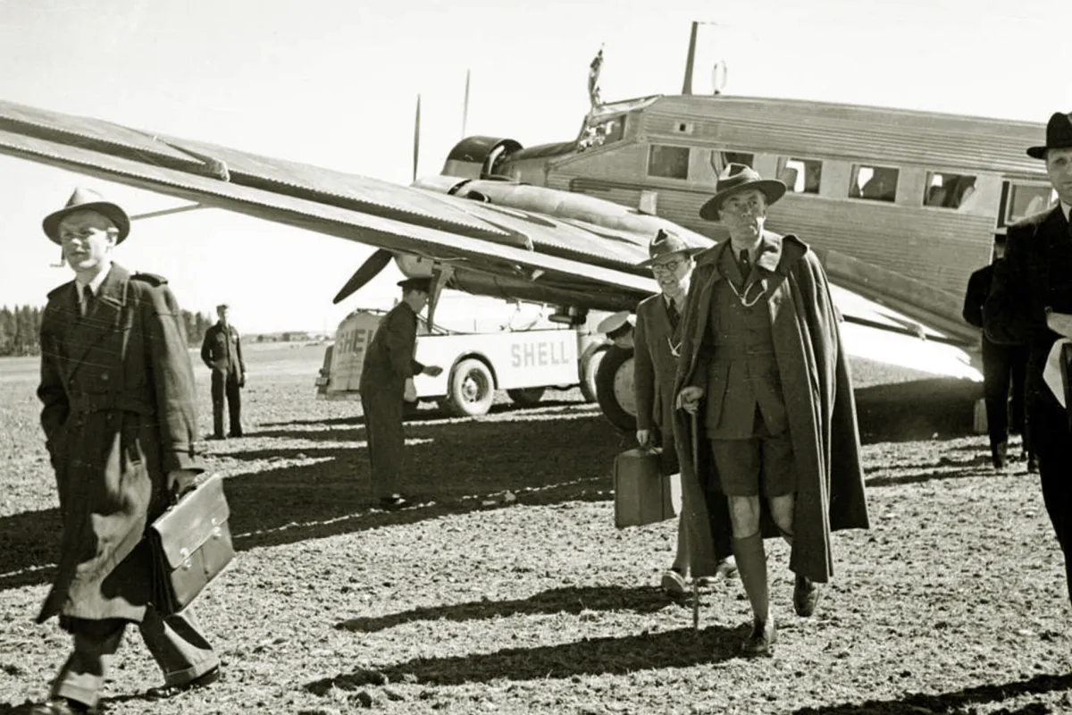Folke Bernadotte no aeroporto de Karlstad, em 1946
