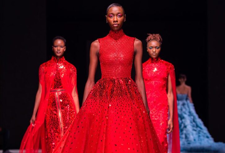 Modelos desfilam com vestido da estilista italiana Barbara Rizzi [Divulgação/Middle East Fashion Week]
