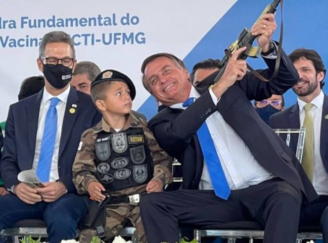 Evento em BH em que Bolsonaro em BH teve criança com roupa que simula farda de policial e arma de brinquedo. Em Belo Horizonte, em 30 de setembro de 2021 [Reprodução TV Brasil/ Via Poder 360]