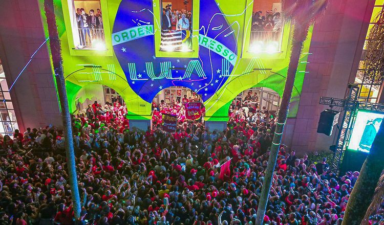 "Estamos vivendo, possivelmente, a semana mais importante da nossa história. Quem teve dúvida sobre a importância de a gente reconquistar e praticar a democracia não pode (ter) mais”, diz Lula em ato em defesa da democracia  realizado na PUC, em São Paulo, em 24 de outrubo de 2022 [ Ricardo Stuckert]
