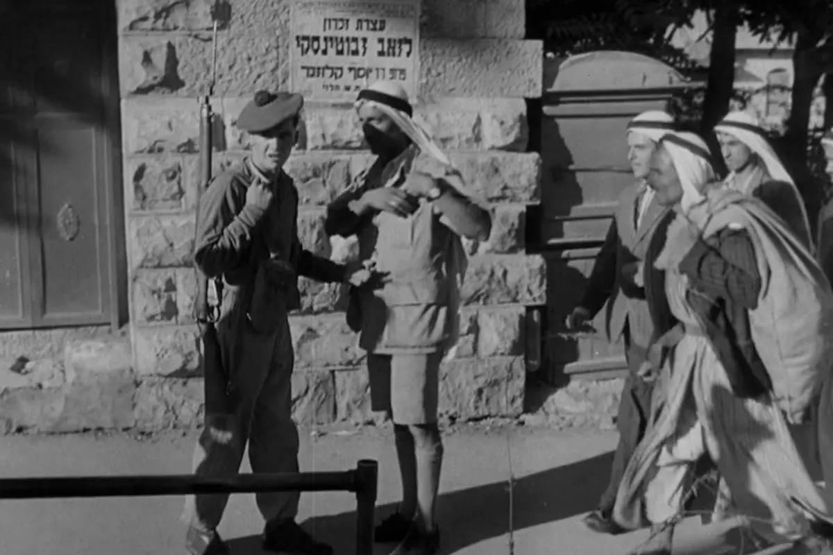 Soldados britânicos patrulham acesso a Jerusalém ocupada, em 29 de novembro de 1947 [STR/AFP via Getty Images]
