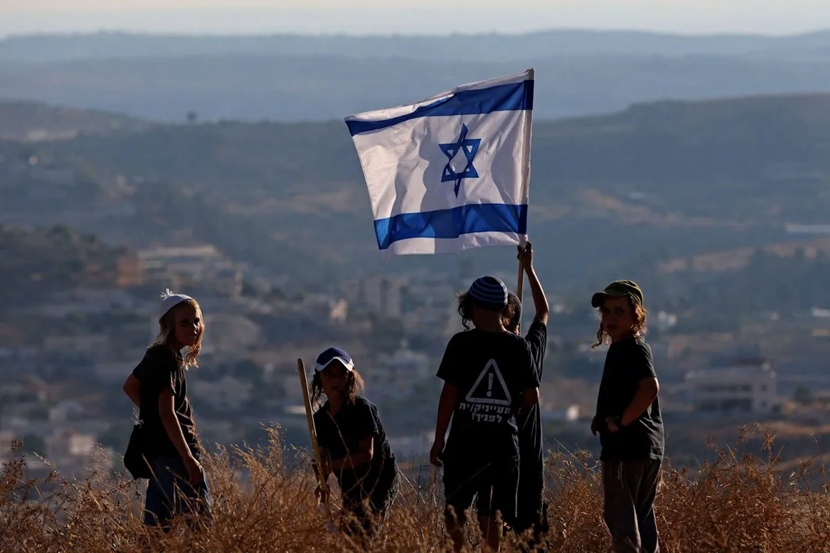 Colonos israelenses invadem terras na Cisjordânia ocupada 
