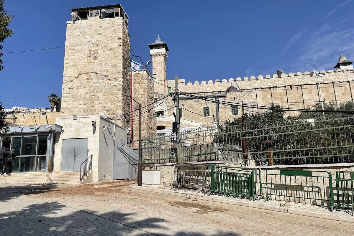 Escavações em torno do Túmulo dos Patriarcas (Mesquita Abraâmica) no 28º aniversário do massacre cometido por um colono israelense no local, em Hebron (Al-Khalil), na Cisjordânia ocupada, em 22 de fevereiro de 2022 [Issam Rimawi/Agência Anadolu]
