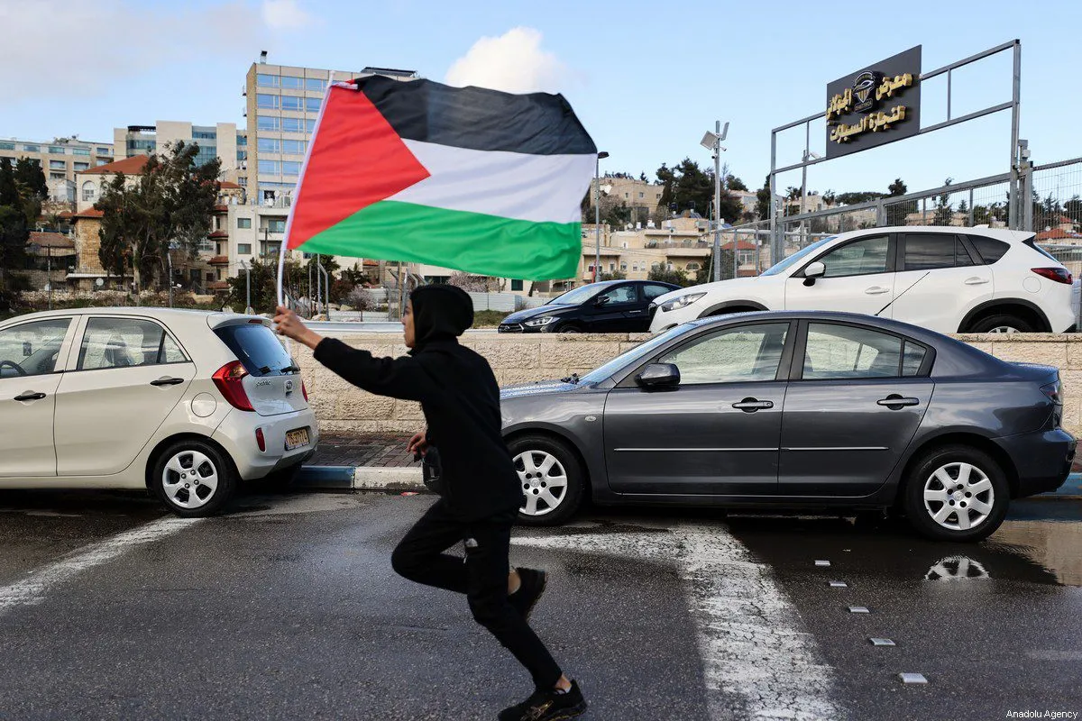 Protesto contra os ataques coloniais e os planos de despejo dos residentes palestinos de Sheikh Jarrah, em Jerusalém Oriental ocupada, 25 de fevereiro de 2022 [Mustafa Alkharouf/Agência Anadolu]
