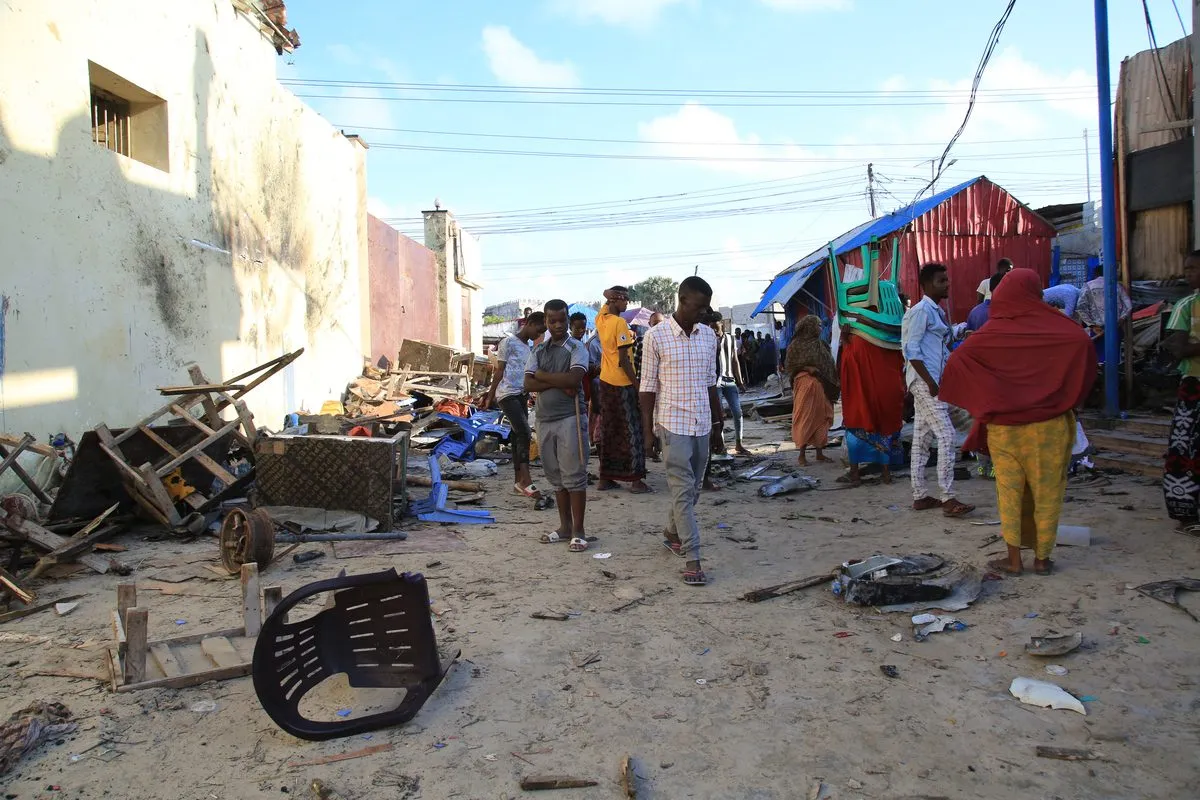 Danos deixados por um atentado a bomba contra um restaurante em Mogadishu, capital da Somália, em 23 de abril de 2022 [Abukar Mohamed Muhudin/Agência Anadolu]
