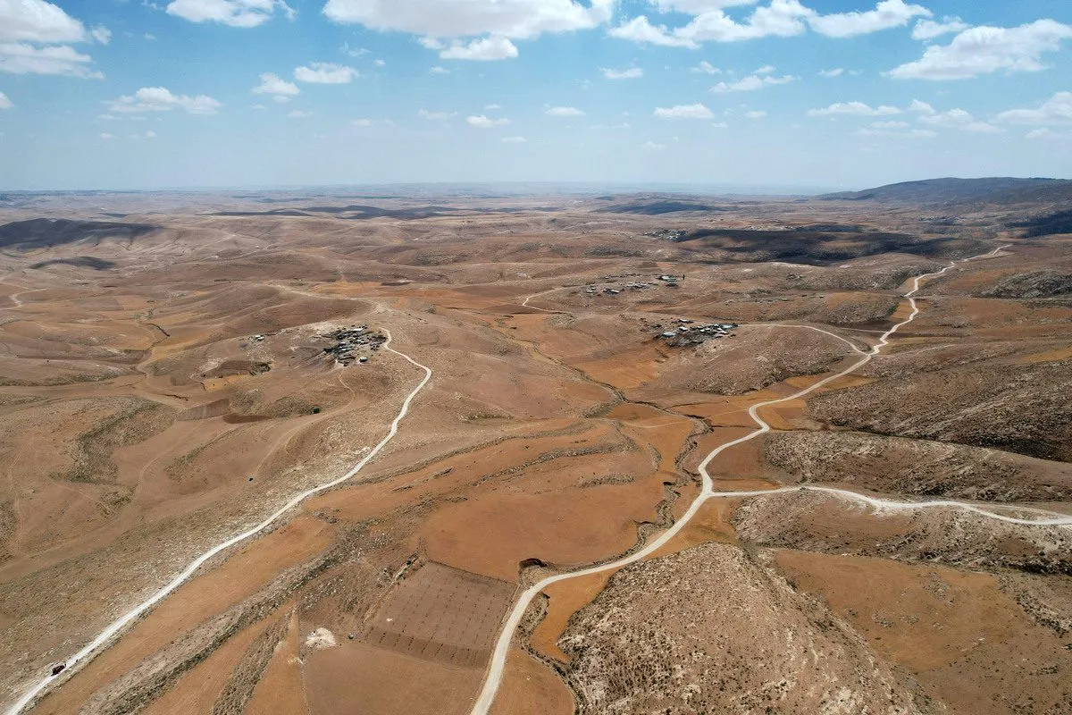 Assentamentos ilegais na região de Masafer Yatta; comunidades palestinas têm de residir em cavernas e tendas para manter seu direito à terra apesar de uma decisão judicial de Israel para despejá-los, ao sul de Hebron, na Cisjordânia ocupada, em 7 de maio de 2022 [Mamoun Wazwaz/Agência Anadolu]
