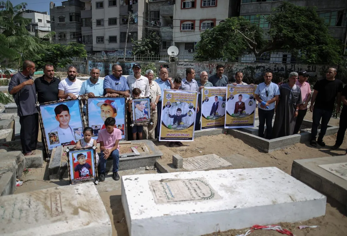 Advogados palestinos realizam vigília no cemitério de al-Faluja após a morte de cinco crianças durante uma operação israelense em Jabalia, no norte da Faixa de Gaza, 18 de agosto de 2022 [Ali Jadallah/Agência Anadolu]
