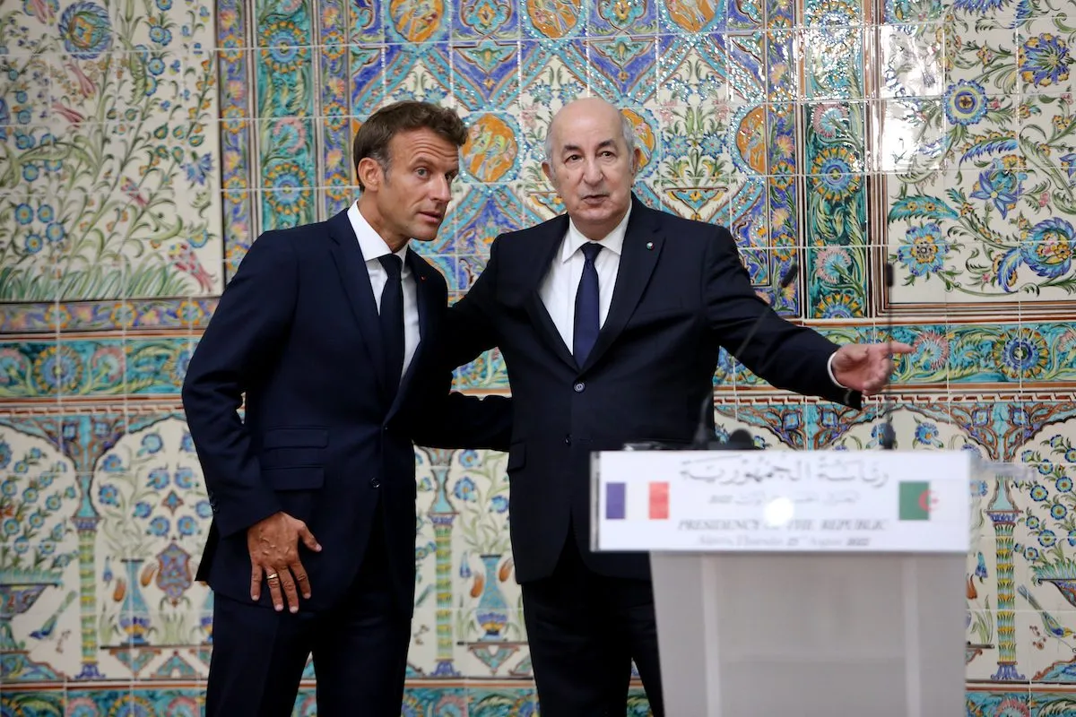 Presidente da França Emmanuel Macron e Presidente da Argélia Abdelmadjid Tebboune em Argel, 25 de agosto de 2022 [Hamza Zait/Agência Anadolu]
