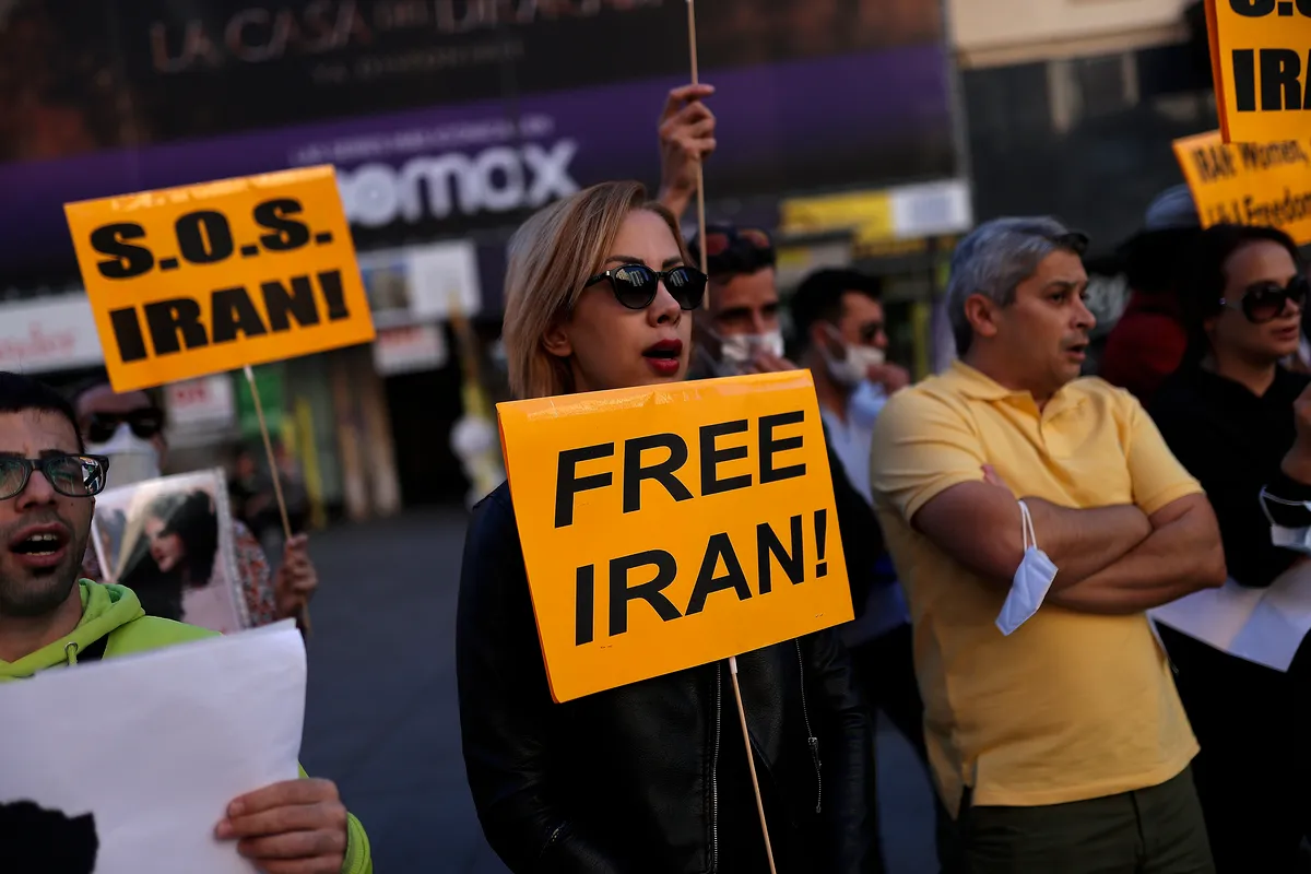 Pessoas se reúnem na praça Callao durante um protesto de solidariedade a Mahsa Amini, uma iraniana de 22 anos que morreu sob custódia da polícia moral do Irã por não usar seu hijab corretamente, em Madri, Espanha, em 28 de setembro de 2022 [Burak Akbulut - Agência Anadolu]
