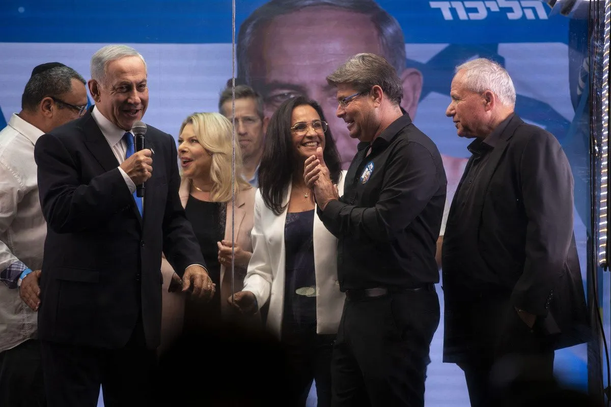 O ex-primeiro-ministro israelense e líder do partido Likud, Benjamin Netanyahu, participa de um evento de campanha em Tel Aviv, Israel, em 30 de outubro de 2022. [Mostafa Alkharouf/ Agência Anadolu]
