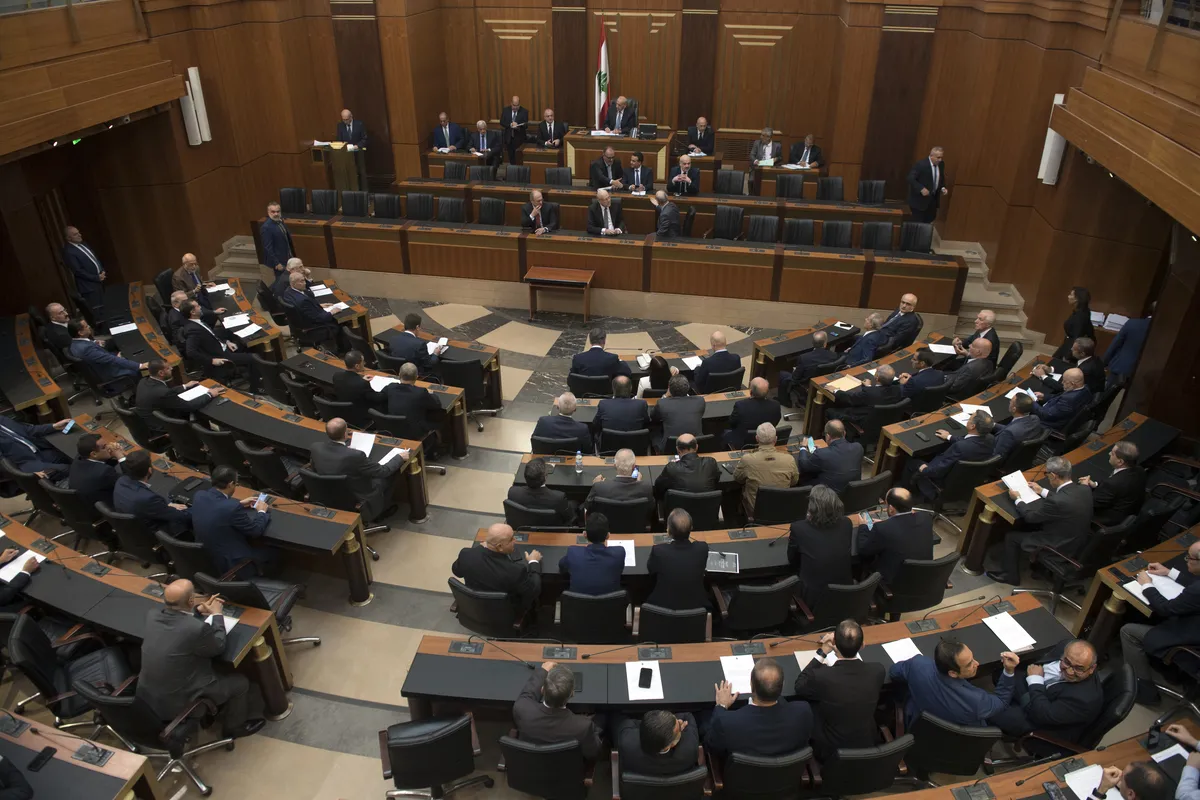 Deputados participam da sessão no parlamento enquanto a assembleia recomenda que o governo de Mikati permaneça no posto em Beirute, Líbano em 03 de novembro de 2022. [Houssam Shbaro - Agência Anadolu]
