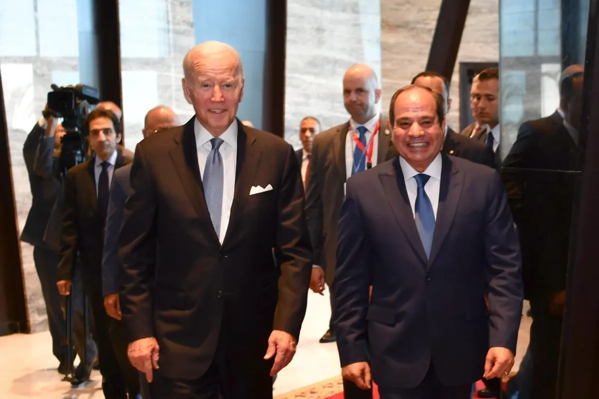 Presidente egípcio Abdel Fattah el-Sisi dá as boas-vindas ao presidente dos EUA, Joe Biden, em sua chegada para participar da Conferência das Nações Unidas sobre Mudanças Climáticas de 2022 em Sharm El Sheikh, Egito, em 11 de novembro de 2022 [Presidência do Egito/Agência Anadolu]
