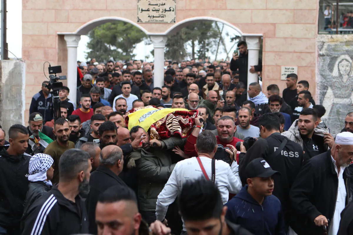 Funeral de Fulla Masalmeh, menina palestina de 15 anos morta por soldados israelenses em Hebron (Al-Khalil), na Cisjordânia ocupada, em 15 de novembro de 2022 [Mamoun Wazwaz/Agência Anadolu]

