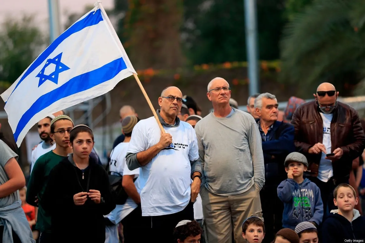 Colonos israelenses reúnem-se no assentamento ilegal de Mehola, nas terras ocupadas do Vale do Jordão, em 3 de fevereiro de 2020 [Emmanuel Dunand/AFP via Getty Images]
