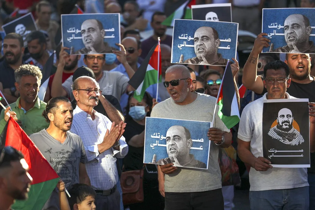 Denunciando a Autoridade Palestina (AP) após a morte do ativista Nizar Banat enquanto estava sob custódia das forças de segurança da AP em 17 de julho de 2021 [ABBAS MOMANI/AFP via Getty Images]
