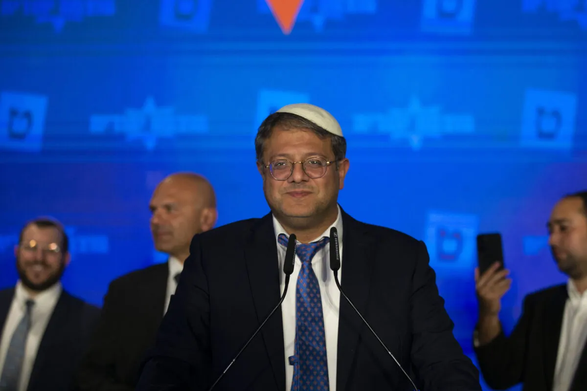 Itamar Ben Gvir faz um discurso após as eleições gerais de Israel em Jerusalém Oriental em 01 de novembro de 2022 [Mostafa Agência Alkharouf/Anadolu via Getty Images]
