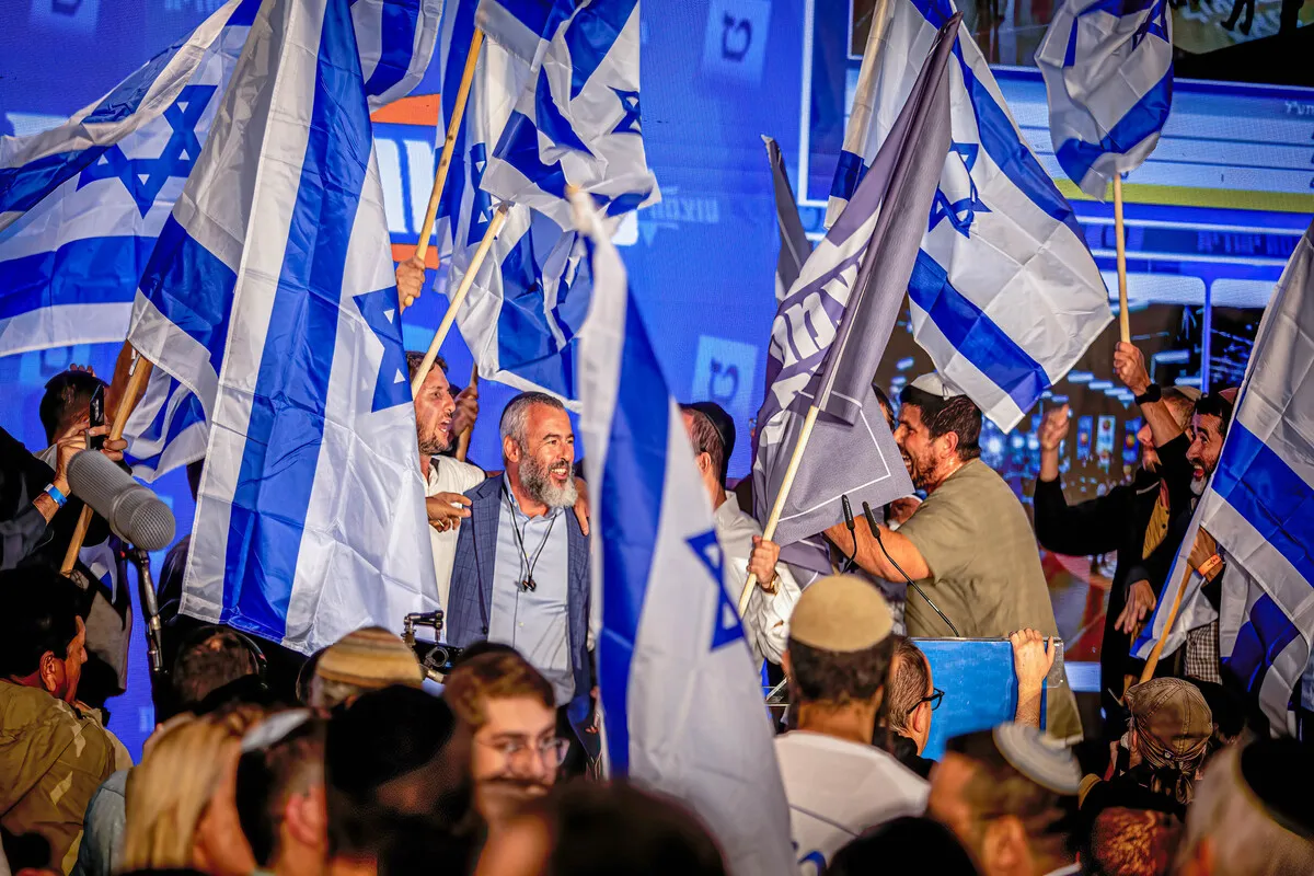 Apoiadores do partido ultranacionalista Otzma Yehudit (Força Judaica) comemoram resultados eleitorais em Jerusalém ocupada [Eyal Warshavsky/LightRocket via Getty Images]
