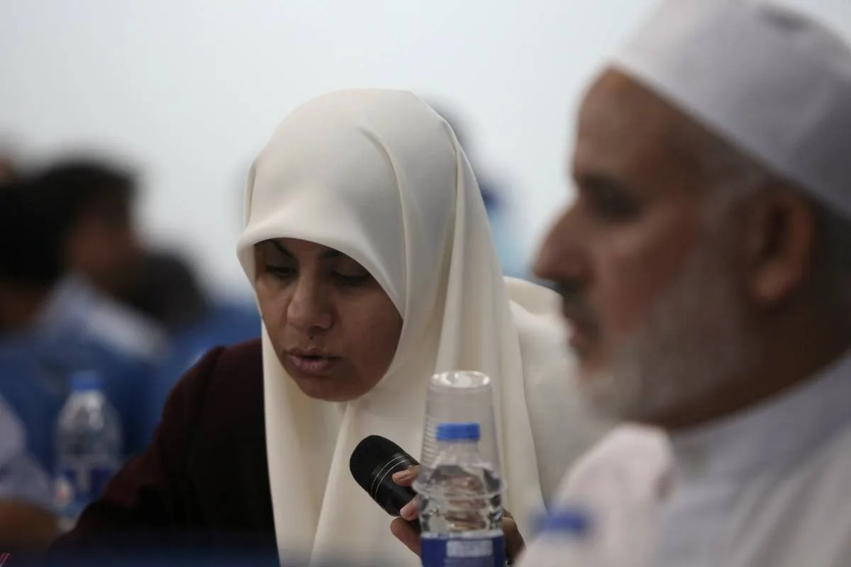 Membro do conselho legislativo palestino controlado pelo Hamas na Faixa de Gaza, Huda Naim , fala durante uma sessão do conselho na cidade de Gaza [Mahmud Hams/AFP via Getty Images]
