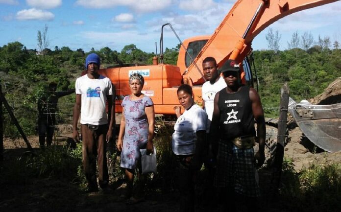 Assim como na Palestina, povos originários nordestinos sofrem roubo de terras. Nesta foto, a Comissão de moradores do Quilombo Kingoma, em Lauro de Freitas, resistia à desapropriação pela Via Metropolitana, em plena pandemia, em 2020. [Reprodução/ANF]
