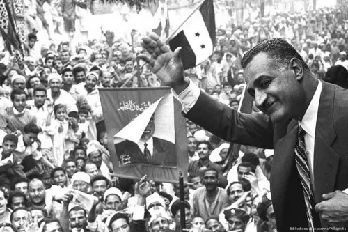 Ex-presidente egípcio Gamal Abdel Nasser acena a multidões em Mansoura, 7 de maio de 1960 [Bibliotheca Alexandrina/Wikipedia]