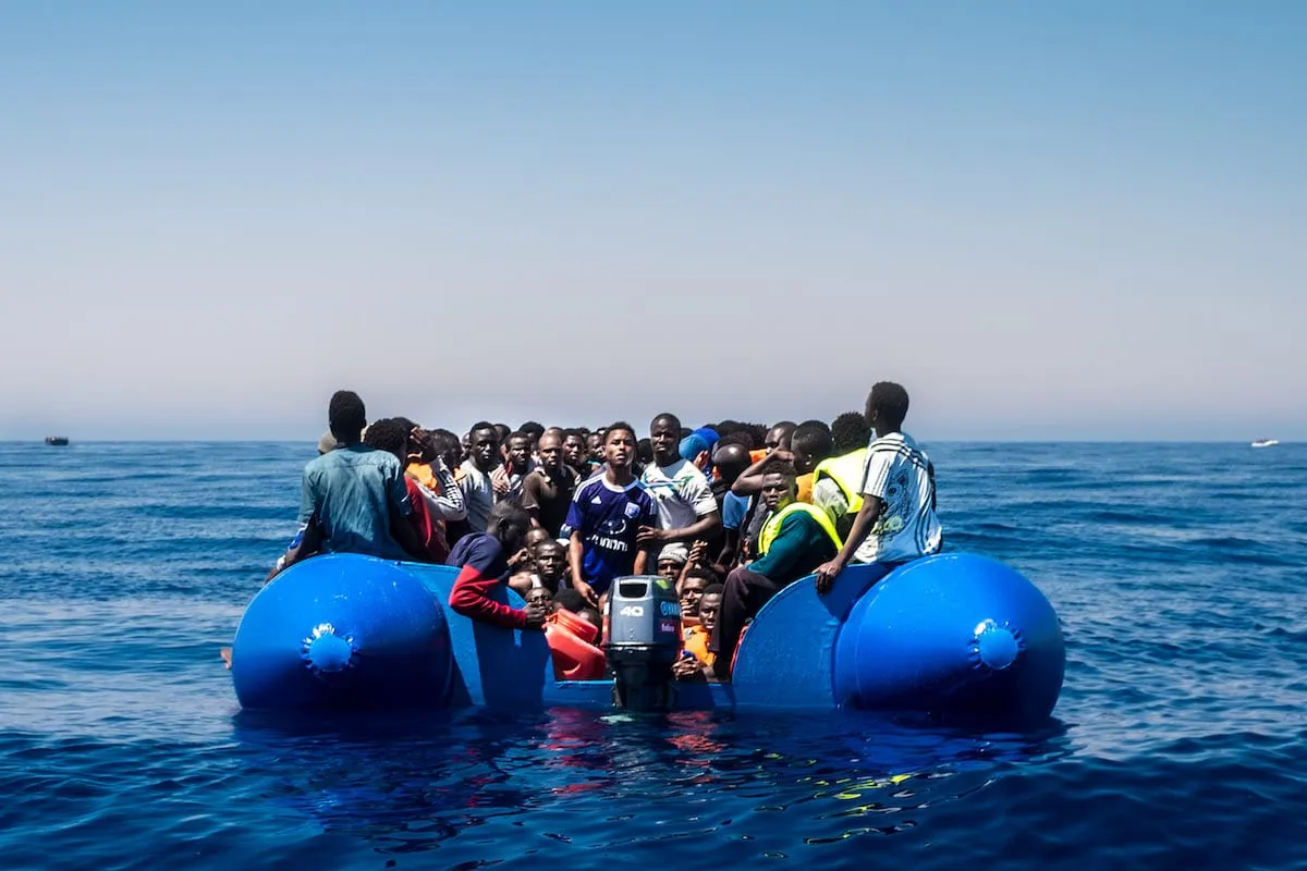 Refugiados esperam para embarcar no navio Golfo Azzuro, da ong espanhola Proactiva Open Arms, após serem resgatados à deriva no Mar Mediterrâneo, perto da Líbia, em 15 de junho de 2017[Marcus Drinkwater/Agência Anadolu]