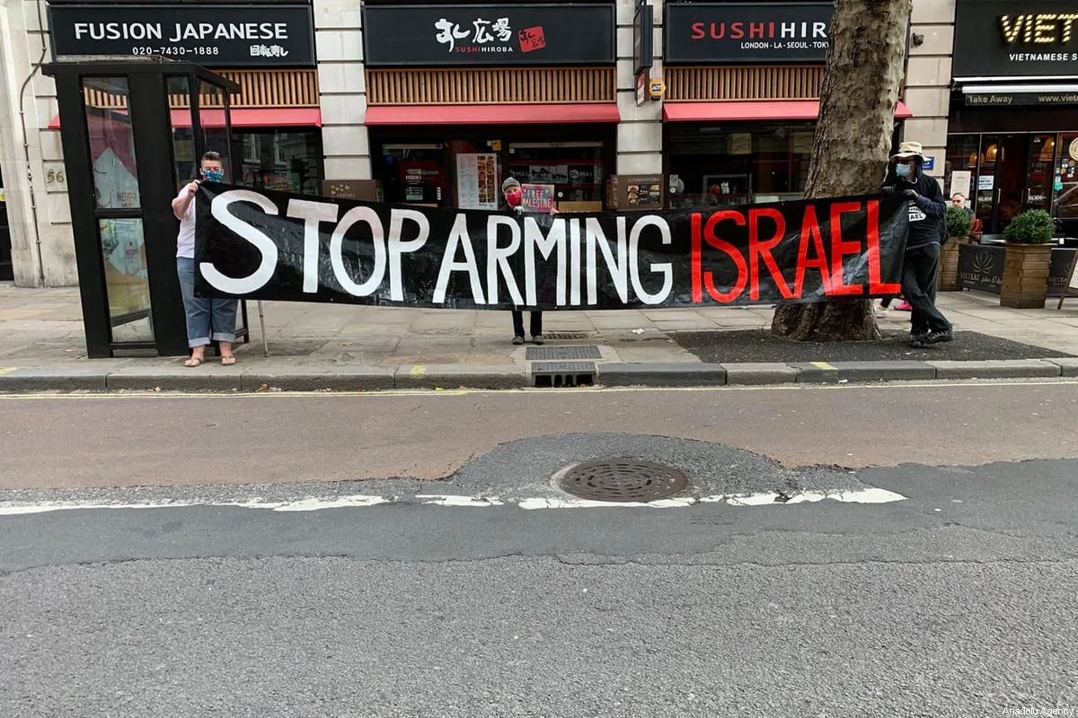 Ativistas da Action Palestine realizam protesto pelo fechamento das fábricas Elbit System no Reino Unido, em Londres, 5 de setembro de 2020 [Bilal Acar/Agência Anadolu]
