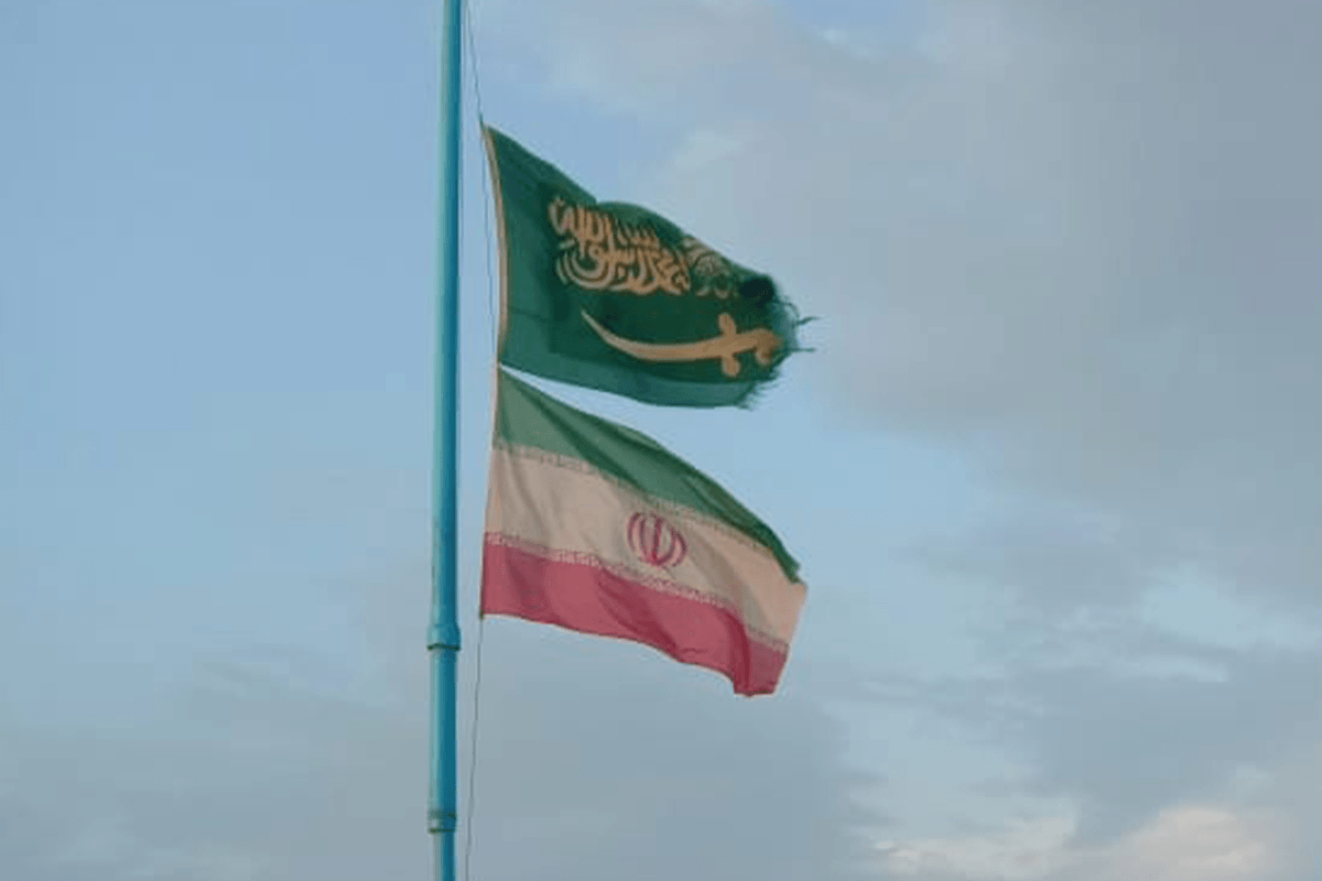 Bandeiras saudita e iraniana hasteadas juntas [@SAMRIReports/Twitter]
