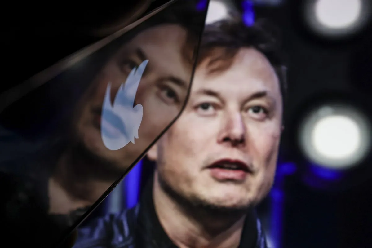 Montagem fotográfica com a imagem de Elon Musk  exibida na tela de um computador e o logotipo do twitter. Ancara, Turquia,26 de abril de 2022. [Muhammed Selim Korkutata/ Agência Anadolu]
